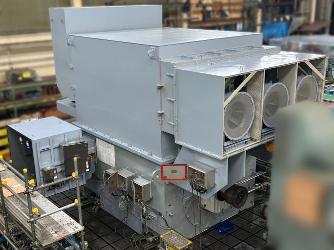在TMEIC测试中心的低启动电流、空-空冷却的4极同步电机
