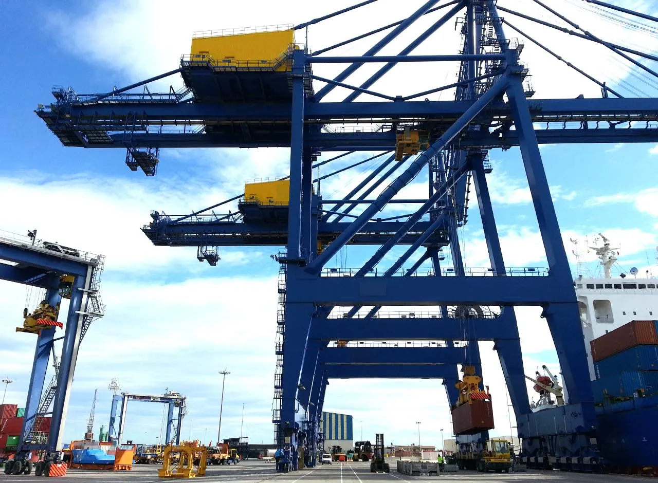 Ship-to-Shore cranes loading containers